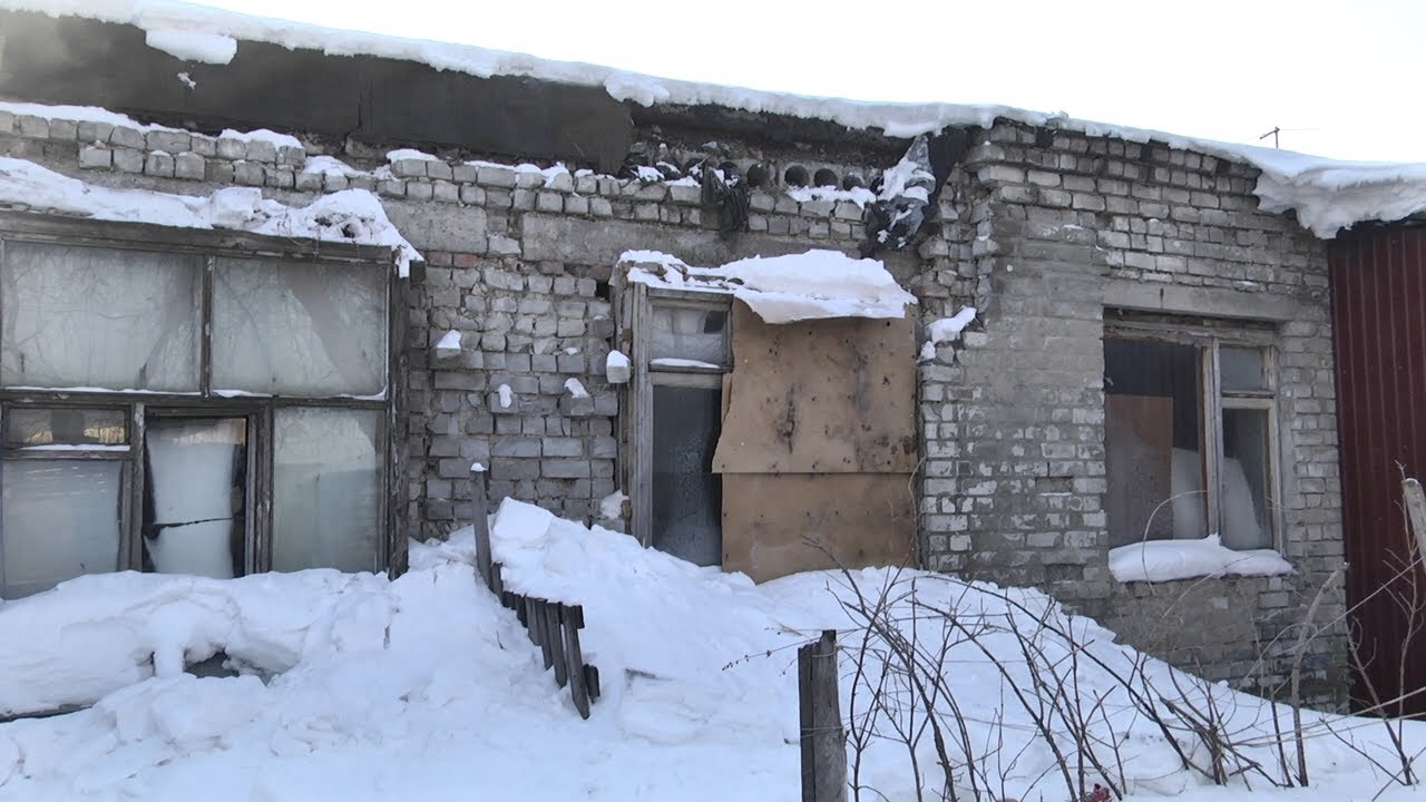 РУХНЕТ ИЛИ РАССЕЛЯТ? ДОМ НА ХВАТКОВА ЗА ГОД КРЕПЧЕ НЕ СТАЛ
