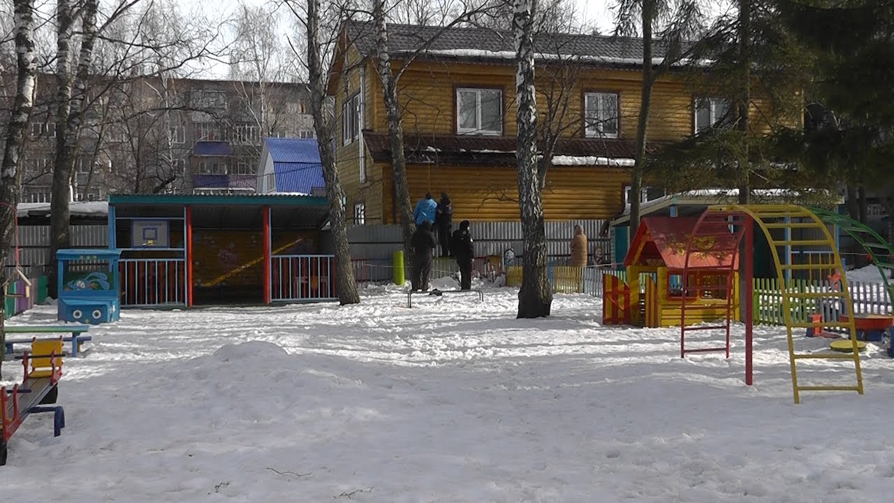 ЛЁД РУХНУЛ НА РЕБЁНКА В ДЕТСКОМ САДУ