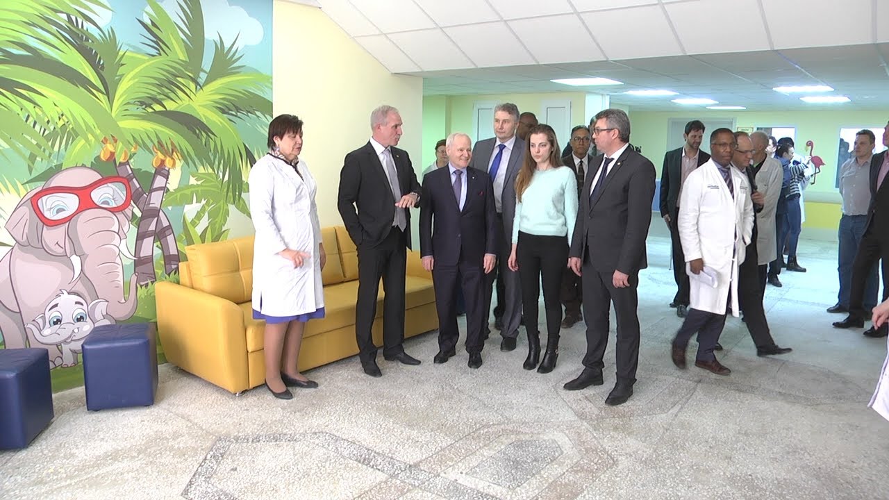 К МАЛЕНЬКИМ ПАЦИЕНТАМ ПРИЕХАЛИ ВРАЧИ ИЗ КАНАДЫ