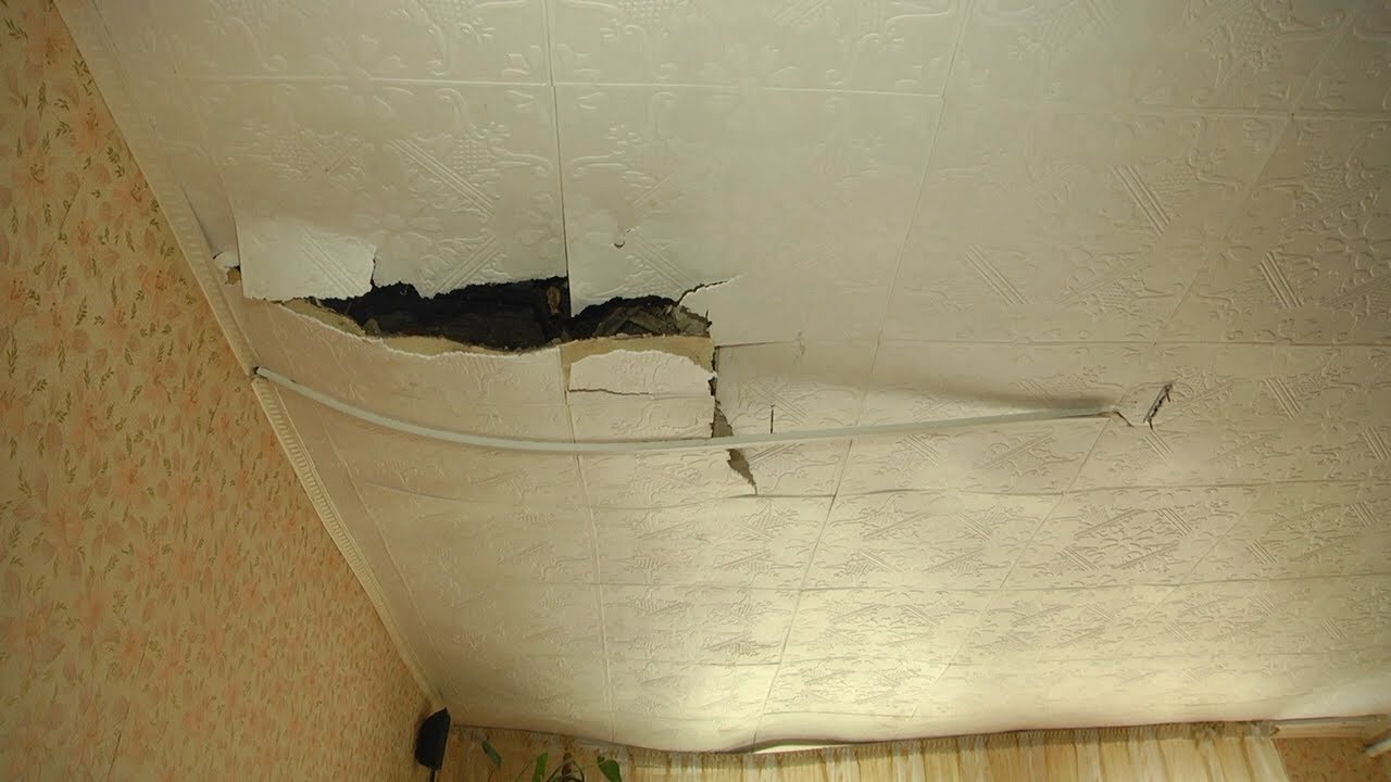 ЖИЛЫЕ РАЗВАЛИНЫ: ДОМ НА ГАЯ РОНЯЕТ ПОТОЛКИ