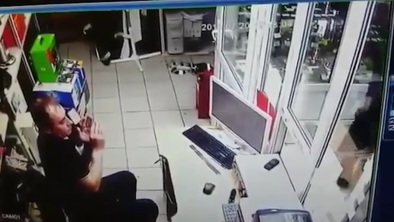 УЛЬЯНОВСКИЙ ЛОМБАРД ОГРАБИЛИ УГРОЖАЯ МОЛОТКОМ И ОБРЕЗОМ