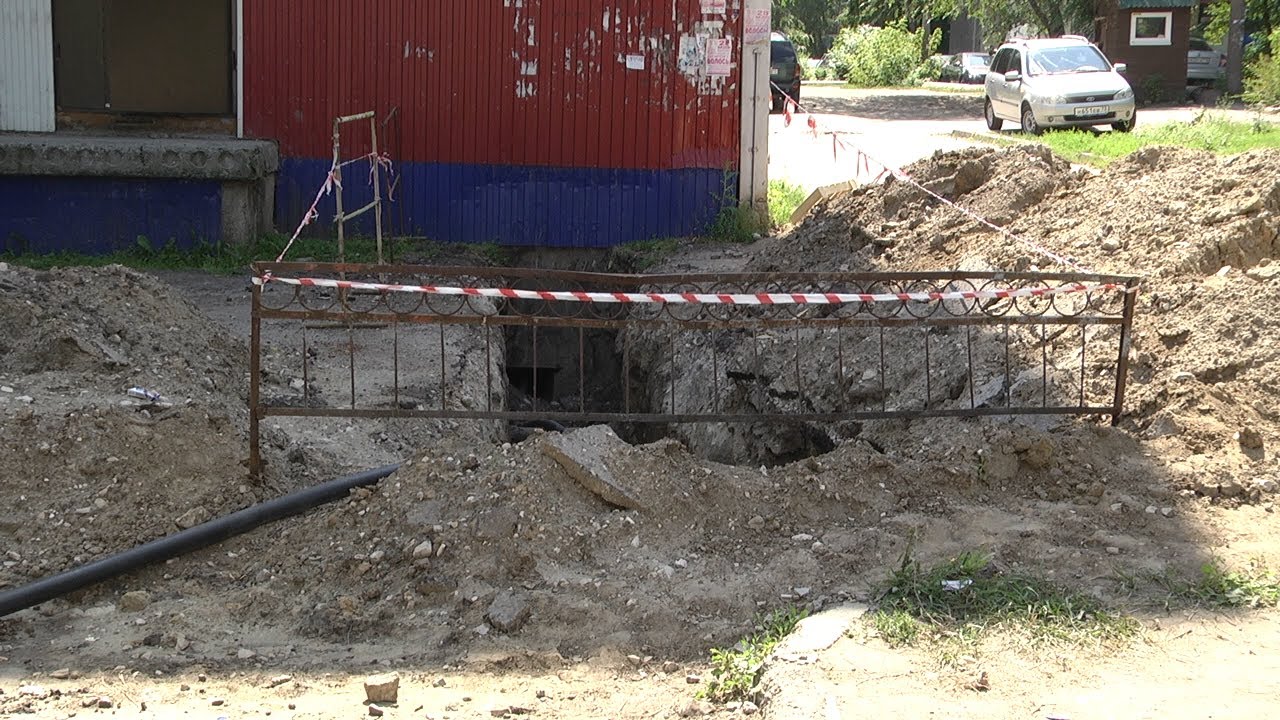 КОММУНАЛЬНЫЕ ЯМЫ ГЛОТАЮТ УЛЬЯНОВЦЕВ