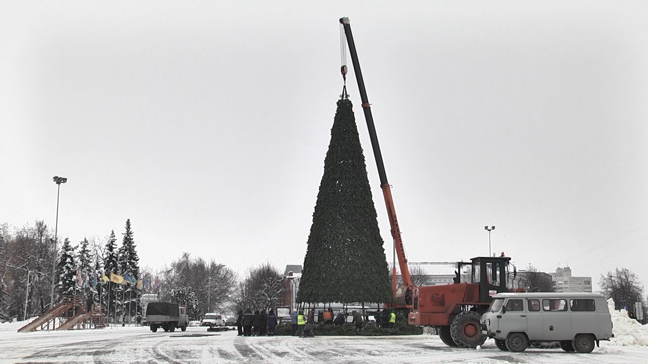 ГЛАВНУЮ ЁЛКУ ГОРОДА УСТАНОВИЛИ НА ГЛАВНОЙ ПЛОЩАДИ