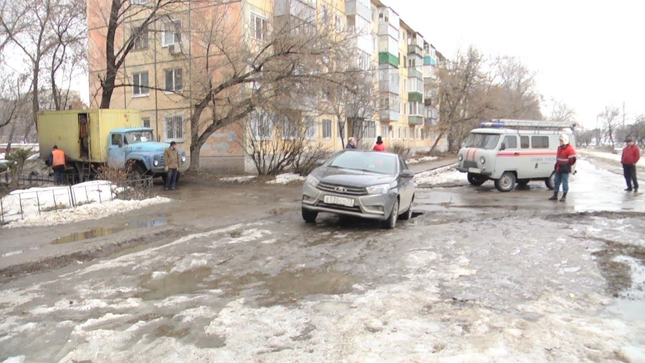 Асфальт провалился под автомобилем на Октябрьской