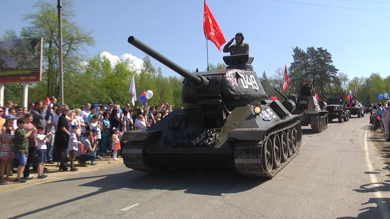 Танки в Сунгуре: в День Победы по улицам поселка прошел легендарный Т-34