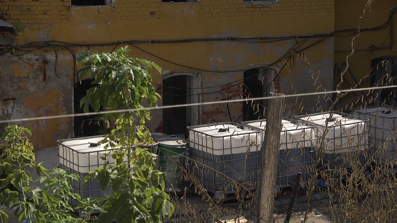 В заброшенном здании разливают…