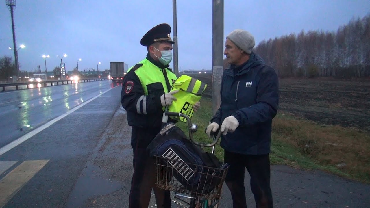 Засветись. Водителям и пешеходам раздали светоотражающие жилеты