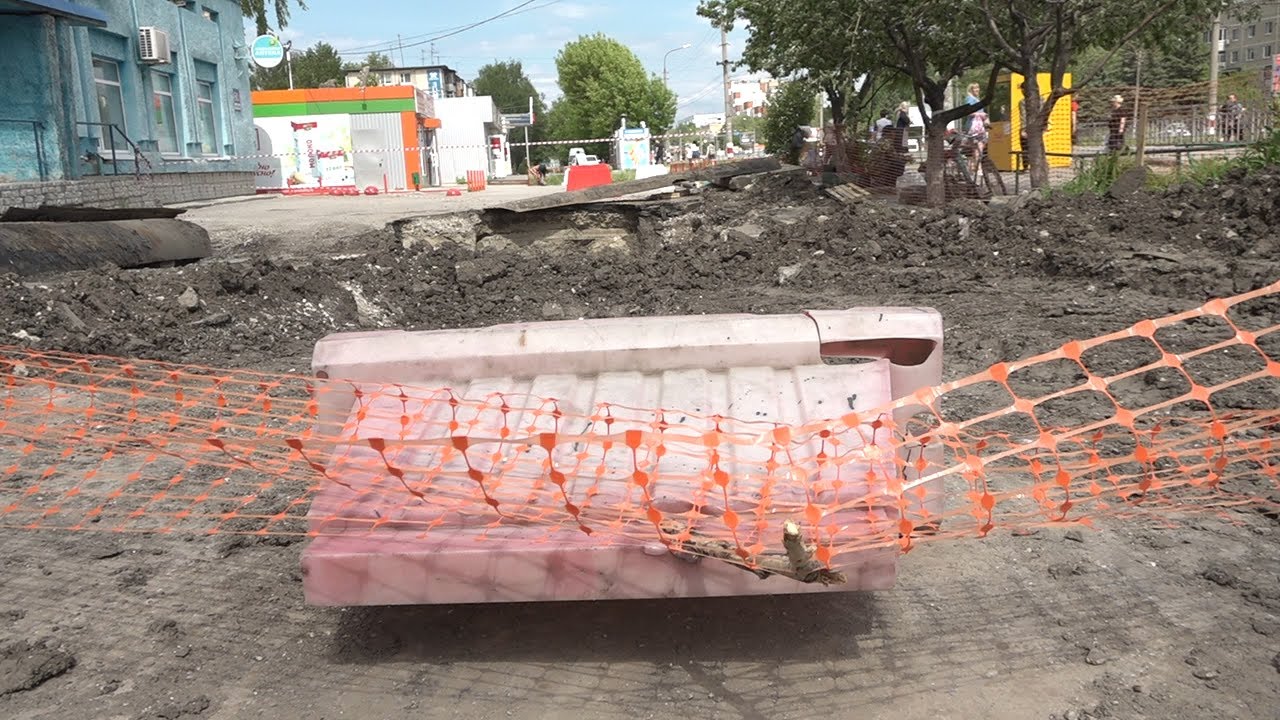 Мусор и яма. На улицах Ульяновска горы пакетов после субботника и дыра у аптеки