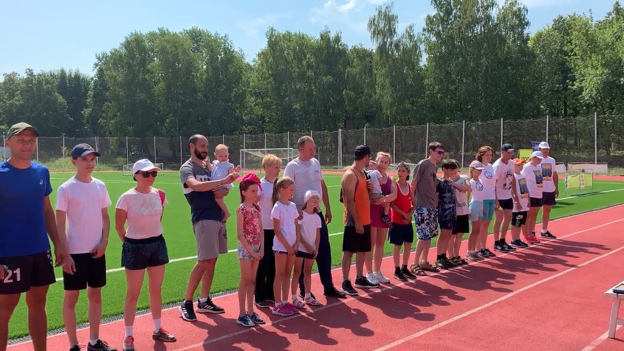 В честь 10-летия регионального движения ТОС семьям устроили спортивный праздник на стадионе