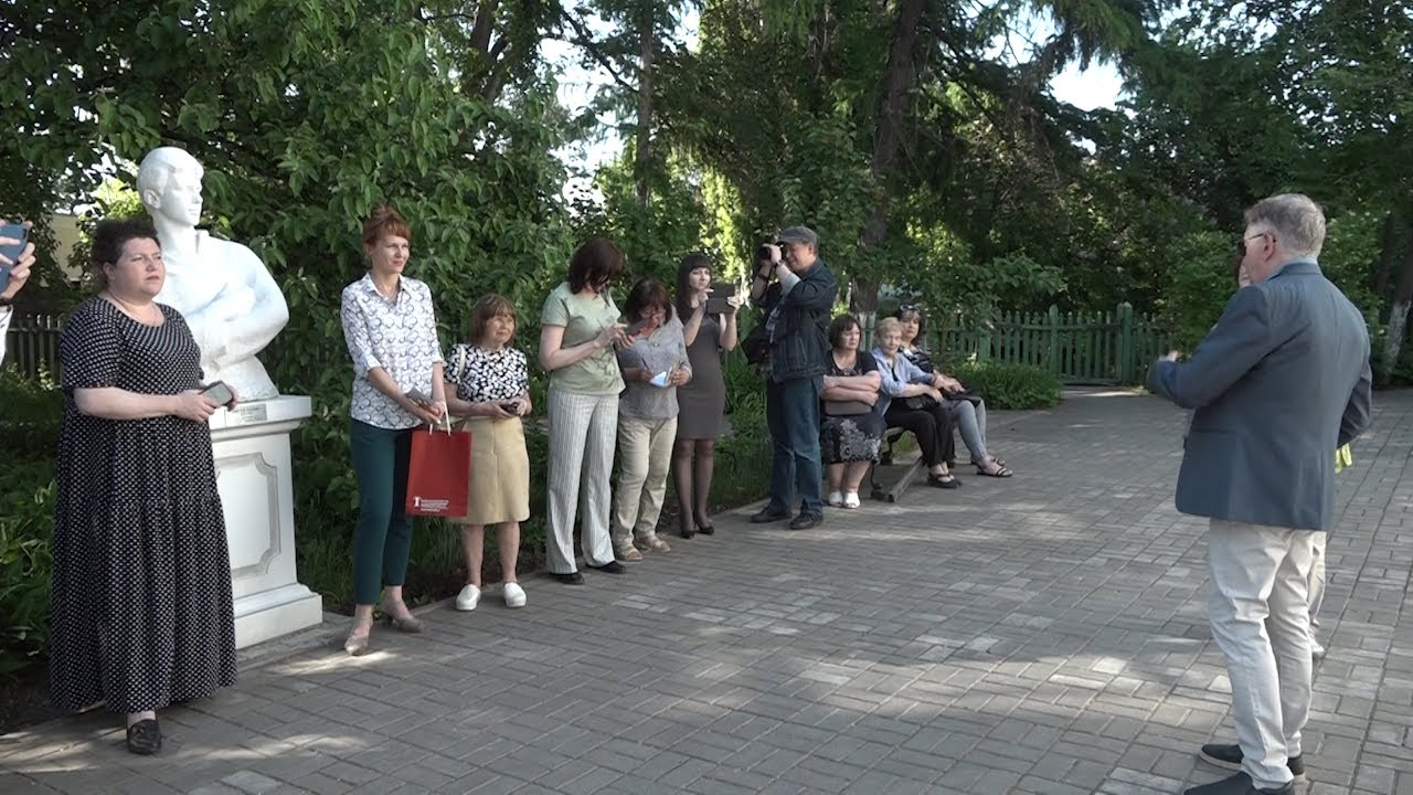 «Галантный век». В художественном музее открыли выставку художников кино