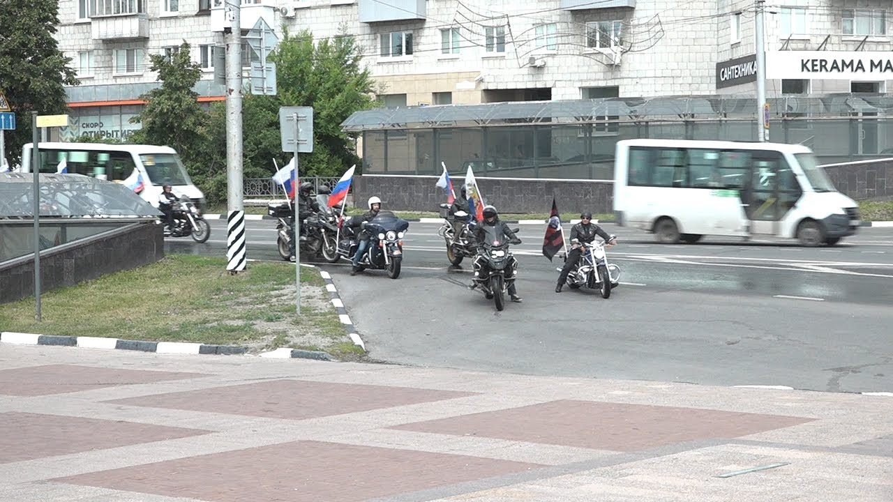 Рёв моторов и флаги. Ульяновские байкеры клуба «Ночные волки» День России отметили мотопробегом