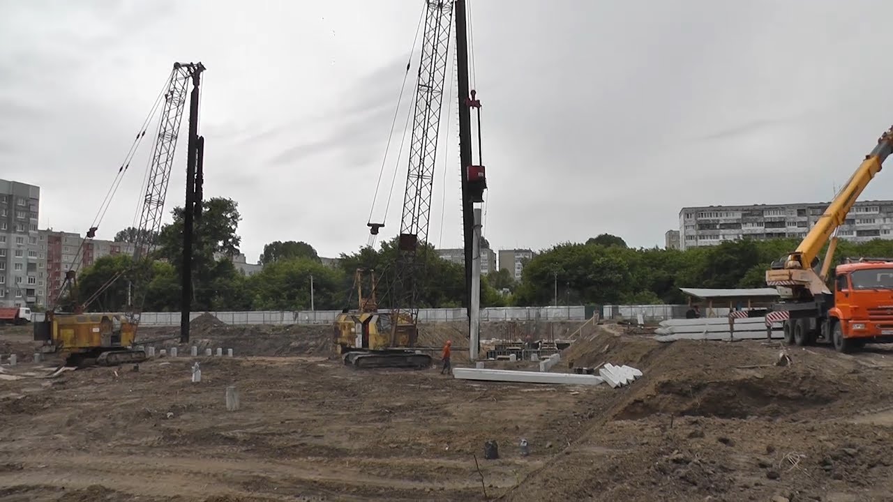 Строительный марафон: от футбольного манежа и школы до нового здания ТЮЗа. Есть проблемы?