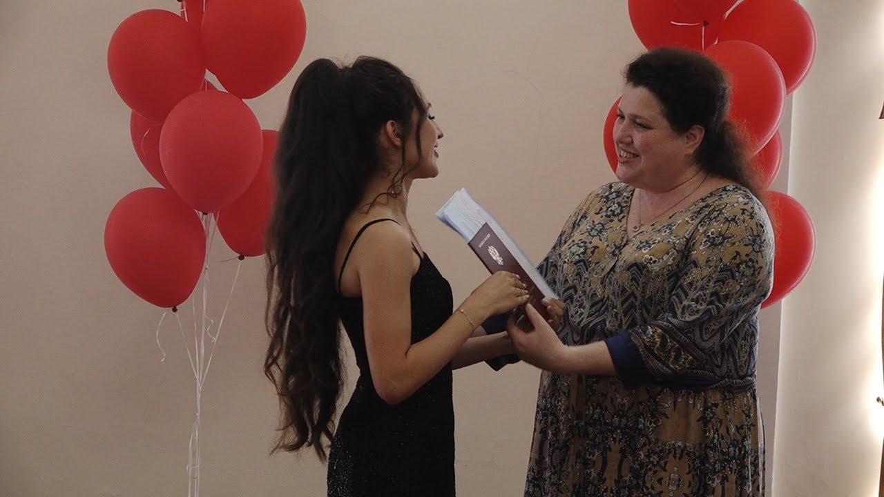 Максимально культурные выпускные. Выпускники получили дипломы и ушли со школьного двора