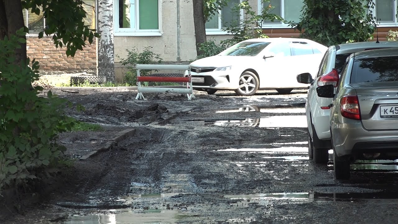 Ни скорая, ни пожарные. Жители дома 34 по улице Кузоватовской 13 лет не снимают резиновые сапоги