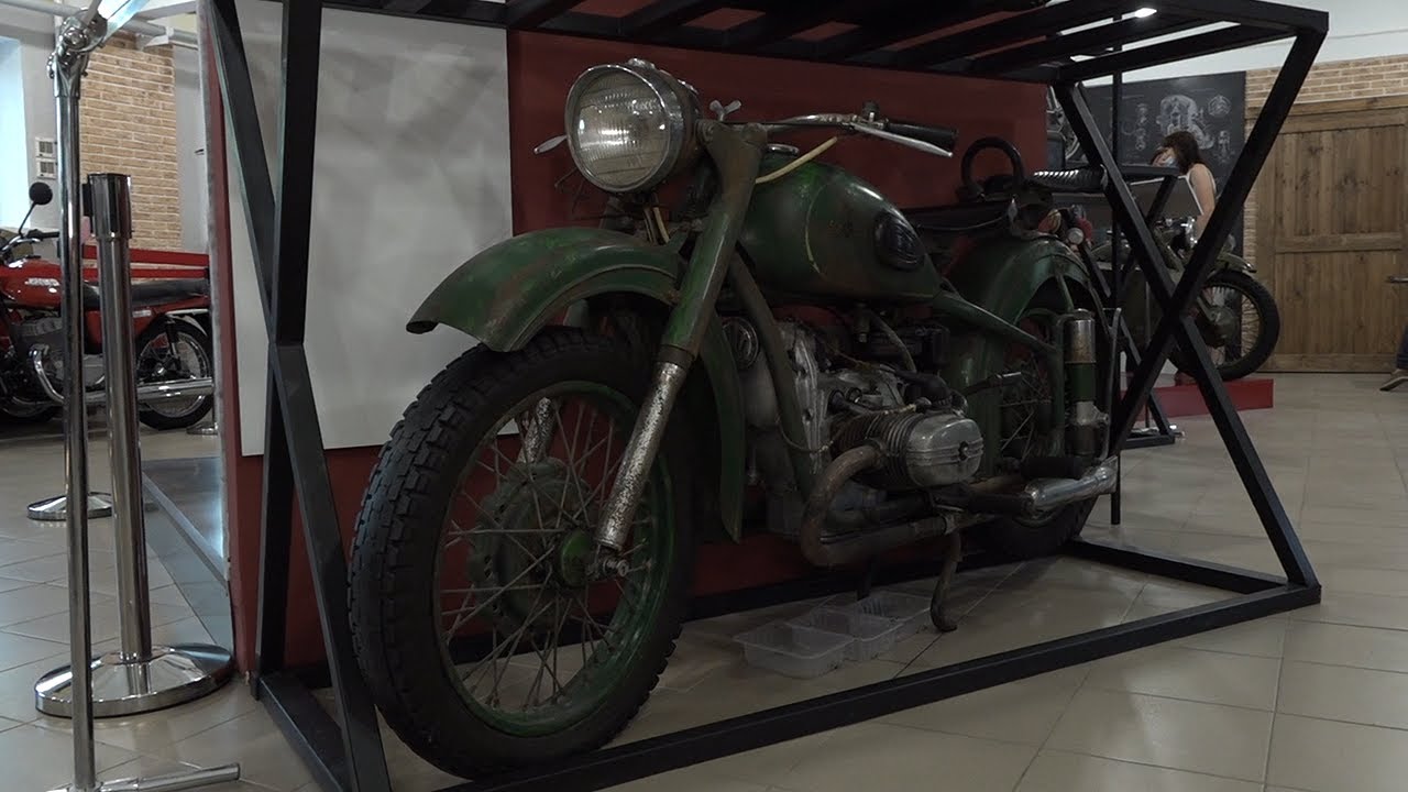 Оригинально поздравили полицейских ГИБДД музейщики. В павильоне «Гараж СССР» открылась выставка