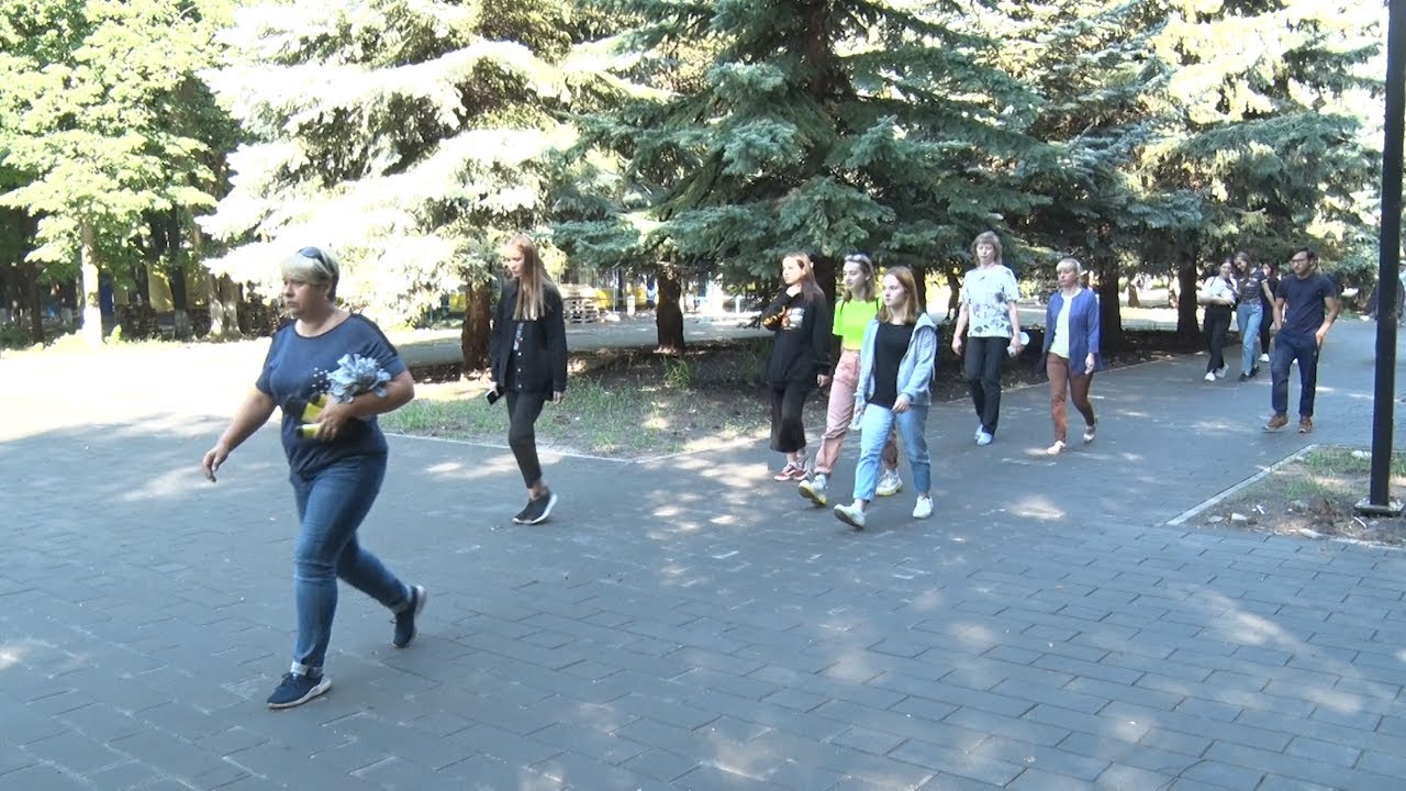 Уборка в «Молодежном» парке. Больше трети российских подростков готовы подрабатывать с 15-16 лет