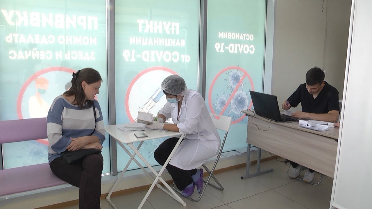 Минтруд разрешил отстранять от работы не привитых сотрудников без сохранения зарплаты. Законно это?