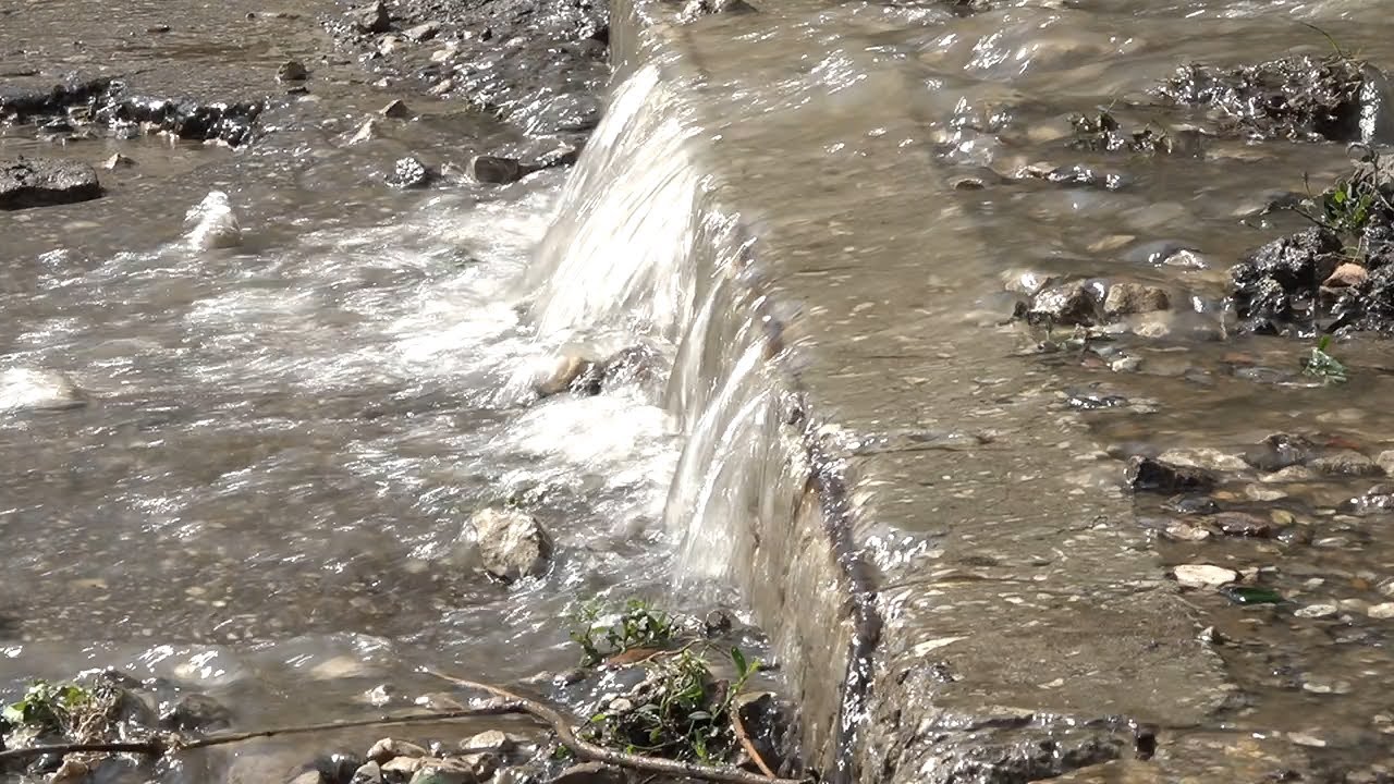 Три года жители дома №8А по улице Пушкарева наблюдают за борьбой коммунальщиков с гнилыми трубами