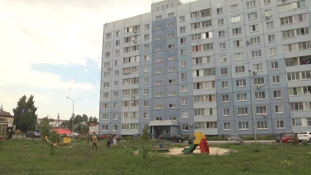 Новость ошарашила Ульяновск. Голые дети бегают в квартире по отходам, бутылкам, картонкам и игрушкам