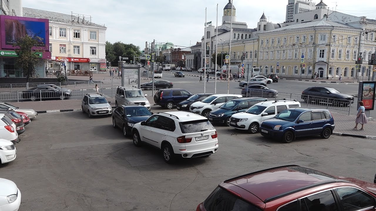 Выгнать автомобилистов и сделать место для отдыха. Ульяновская молодёжь хочет закрыть парковку у ЦУМа