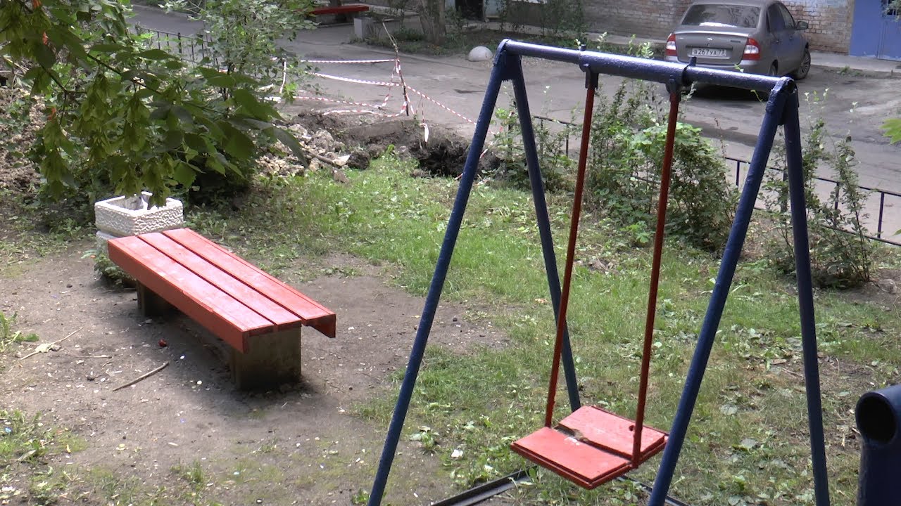 Дворовая пропасть в Ульяновске. Яма после ремонта-забывчивость, небрежность или творческий перфоманс?