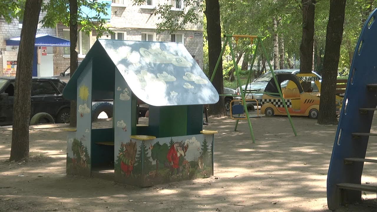 Дети и дядя. Соседские дети, играющие на детской площадке, не дают покоя жителю Засвияжья