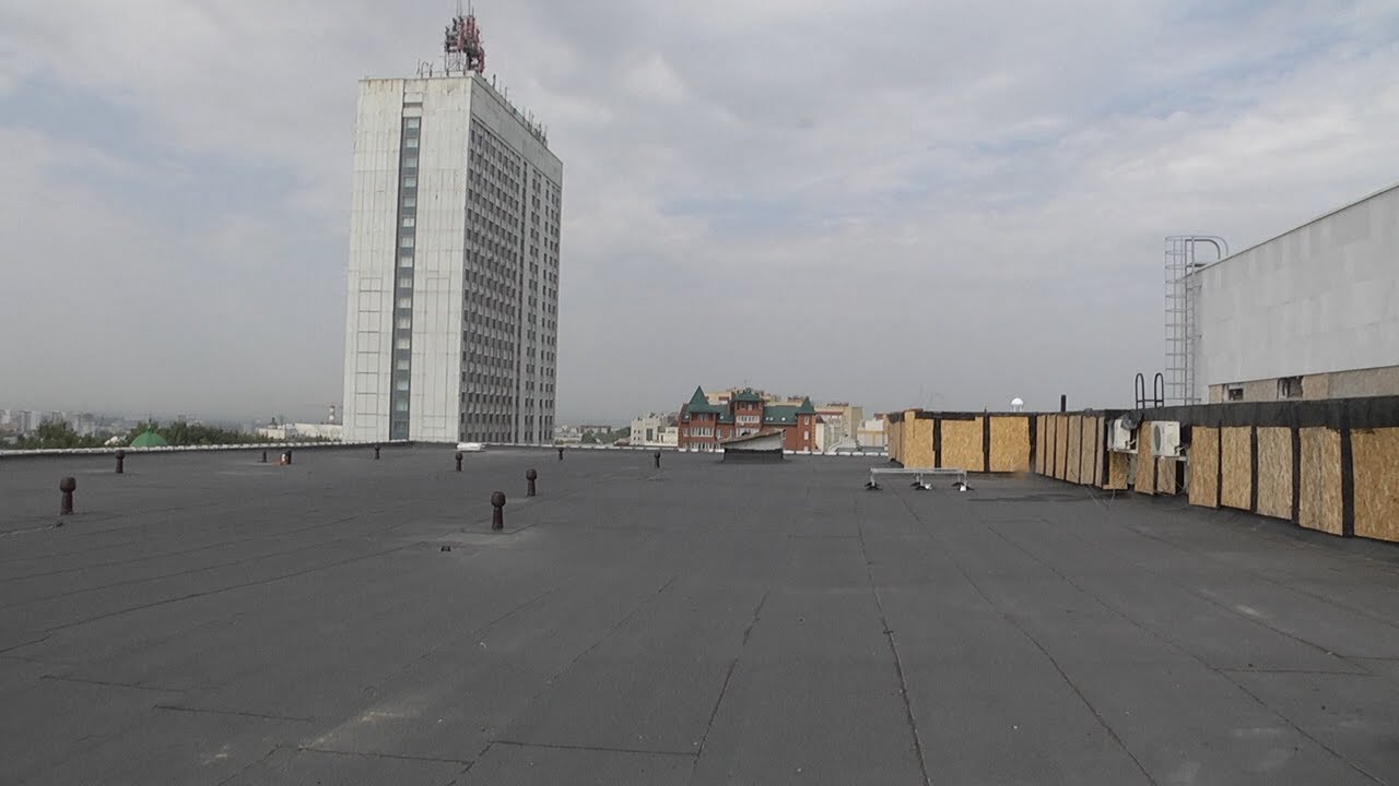 Вода полилась на ремонтируемую крышу. Алексей Русских высказал замечание.