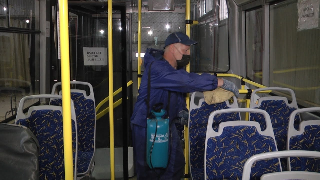 10 литров дезинфицирующей жидкости. Общественный транспорт города проходит гигиенические процедуры