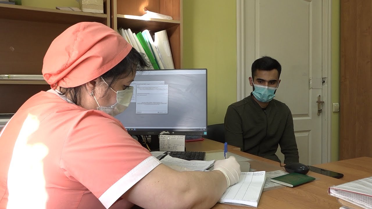 Привить по-русски. Осмотр-допуск врача, и-для иностранных граждан это обязательно — визит в кассу