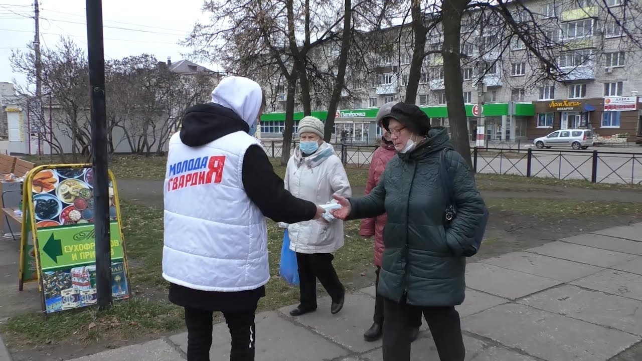 Вынужденная защита. Ежедневно на улицах Димитровграда волонтёры раздают горожанам медицинские маски