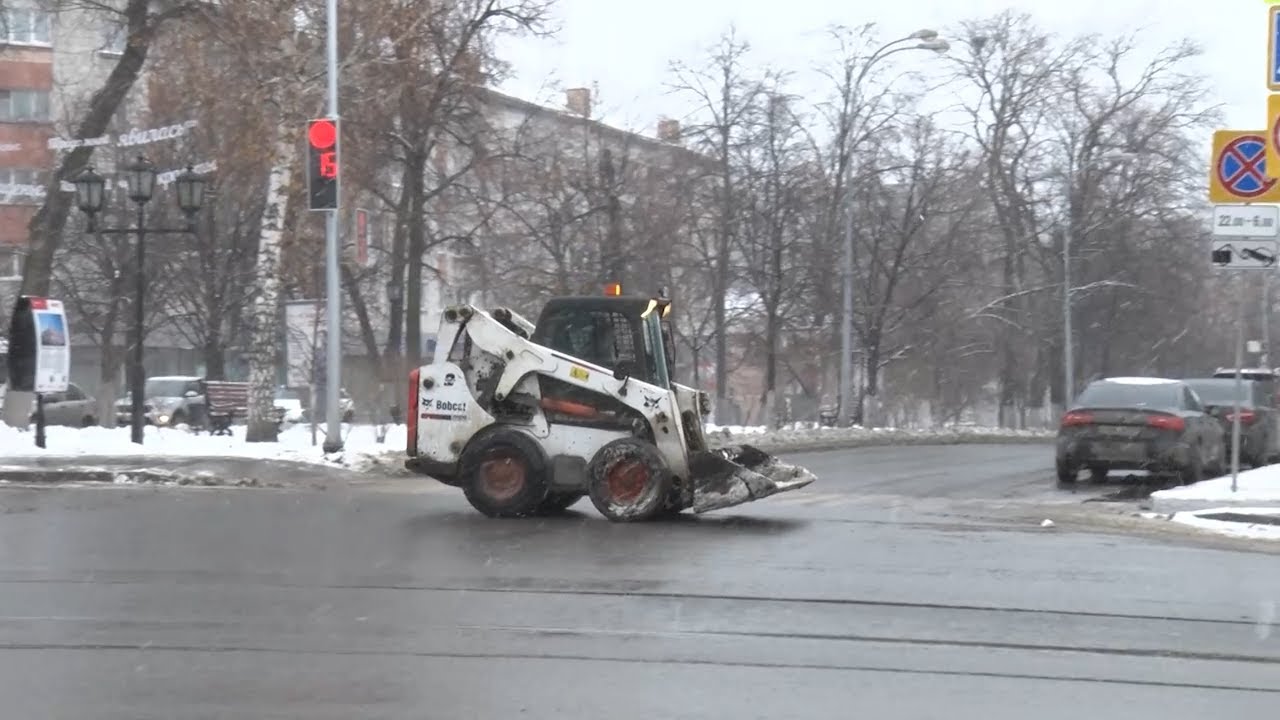 В Ульяновске заливают ледовые площадки, а коммунальщики готовятся к борьбе со льдом и сугробами
