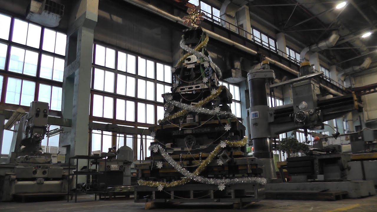В цеху родилась ёлочка. Трехметровую конструкцию весом полторы тонны установили на заводе в Димитровграде