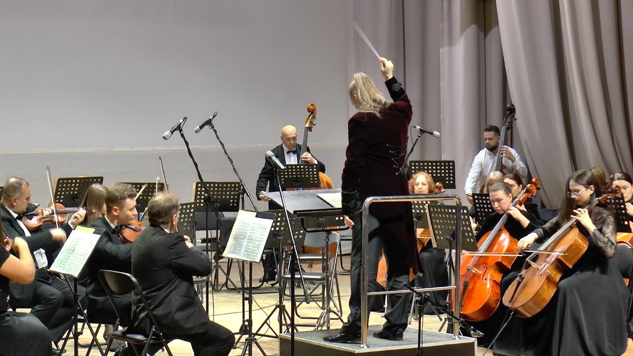 Виолончель для примадонны. Денис Шаповалов играл на виолончели на Северном Полюсе и аккомпанировал Алле Пугачёвой