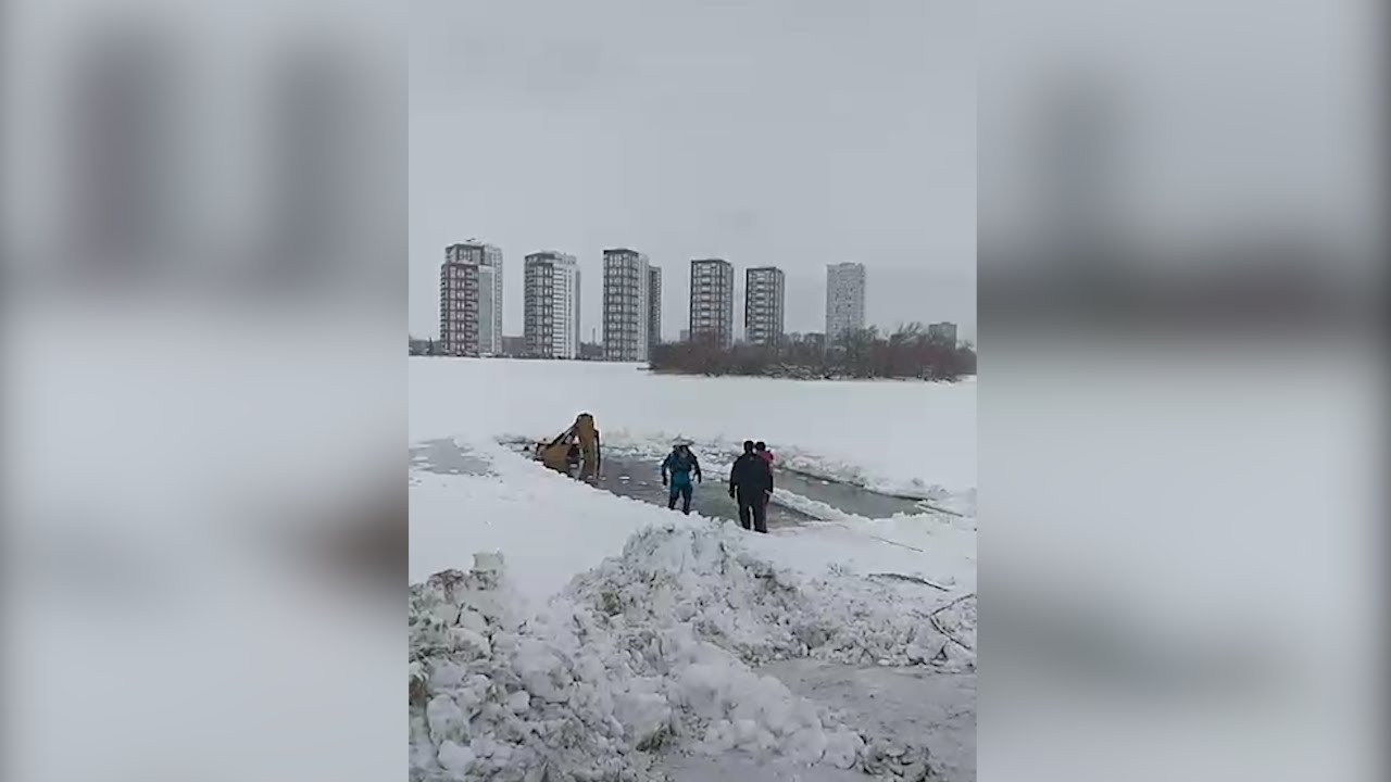 Важная операция: ульяновские спасатели целый день выручали трактор Cat, который провалился под лёд