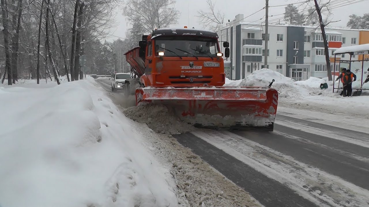 Снега завались. В Димитровград на помощь коммунальщикам прибыла дорожная техника из Ульяновска. Почему не справились местные снегоуборщики?