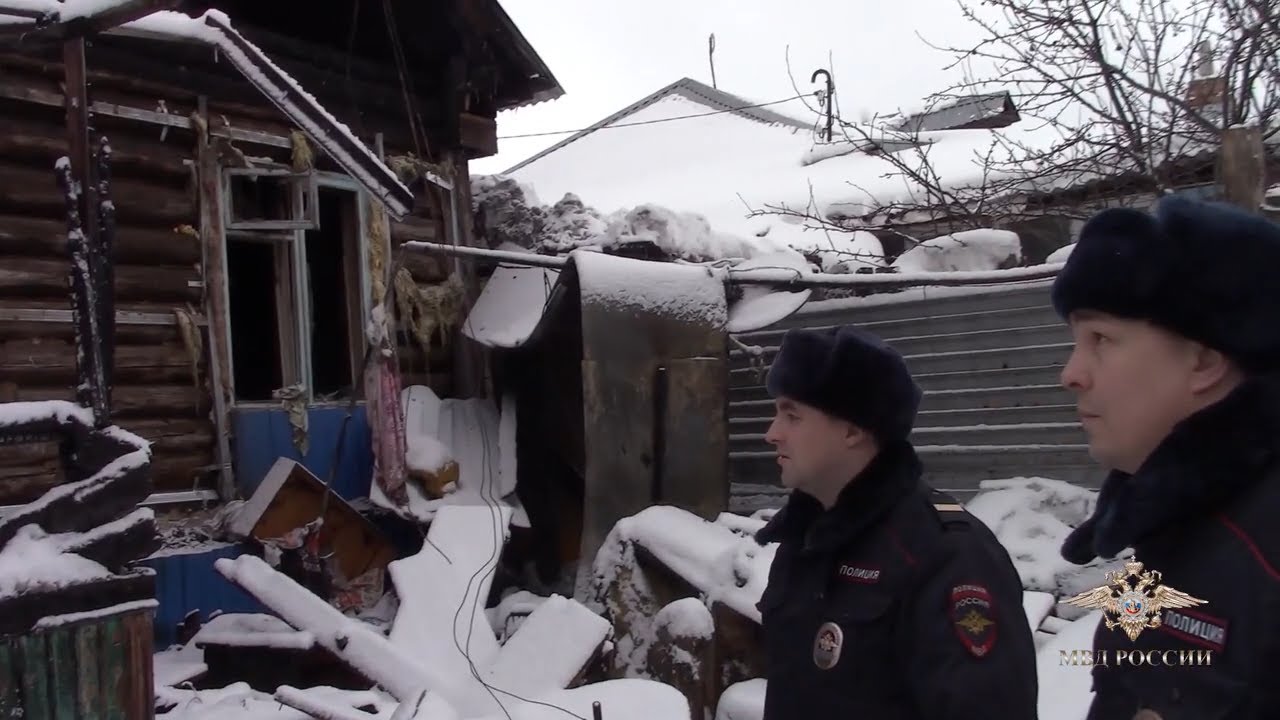 Пробирались сквозь бушующее пламя. В Ульяновске полицейские спасли из горящего дома двоих детей