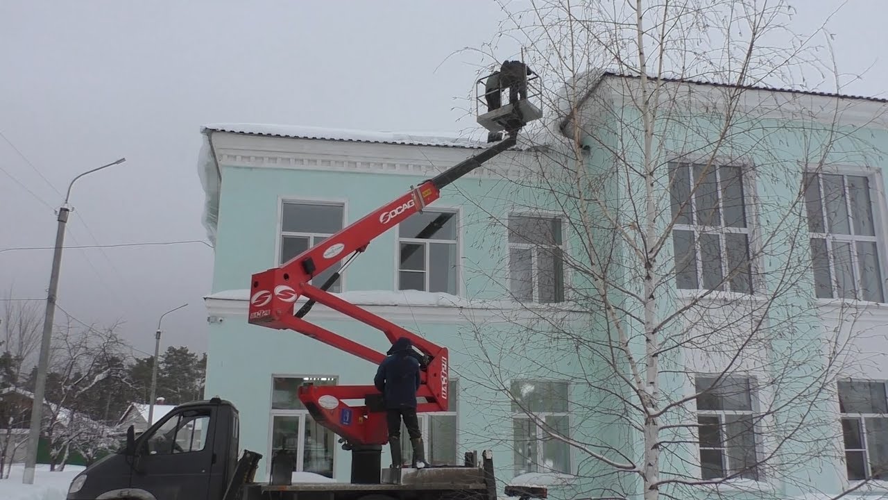 Угроза сверху. Жители Димитровграда пытаются избежать травм от падения снега, наледи и сосулек с крыш