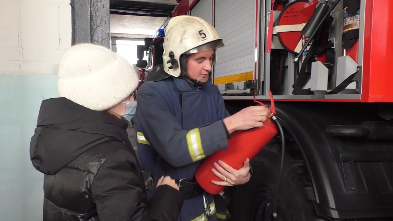 «Огнеборец» под рукой. День рождения отметили незаменимые помощники пожарных — огнетушители