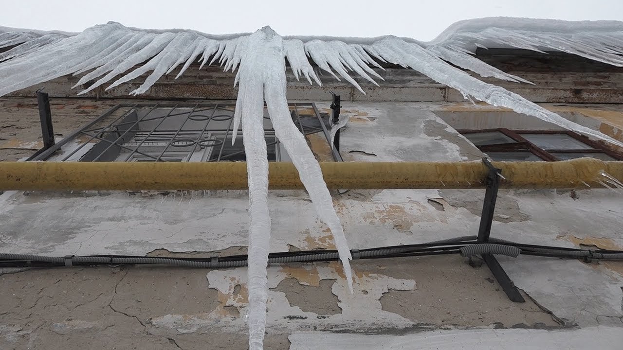 Осторожно: сосульки! Неприятные сюрпризы многоснежной зимы подстерегают ульяновцев со всех сторон