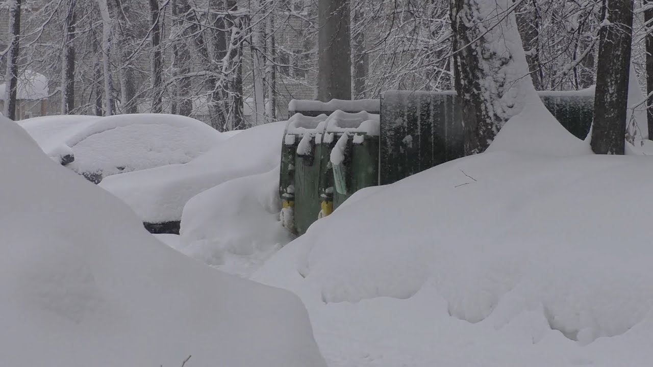 Битва со снегом. Димитровградцы жалуются на невозможность нормально ходить и ездить по дворам