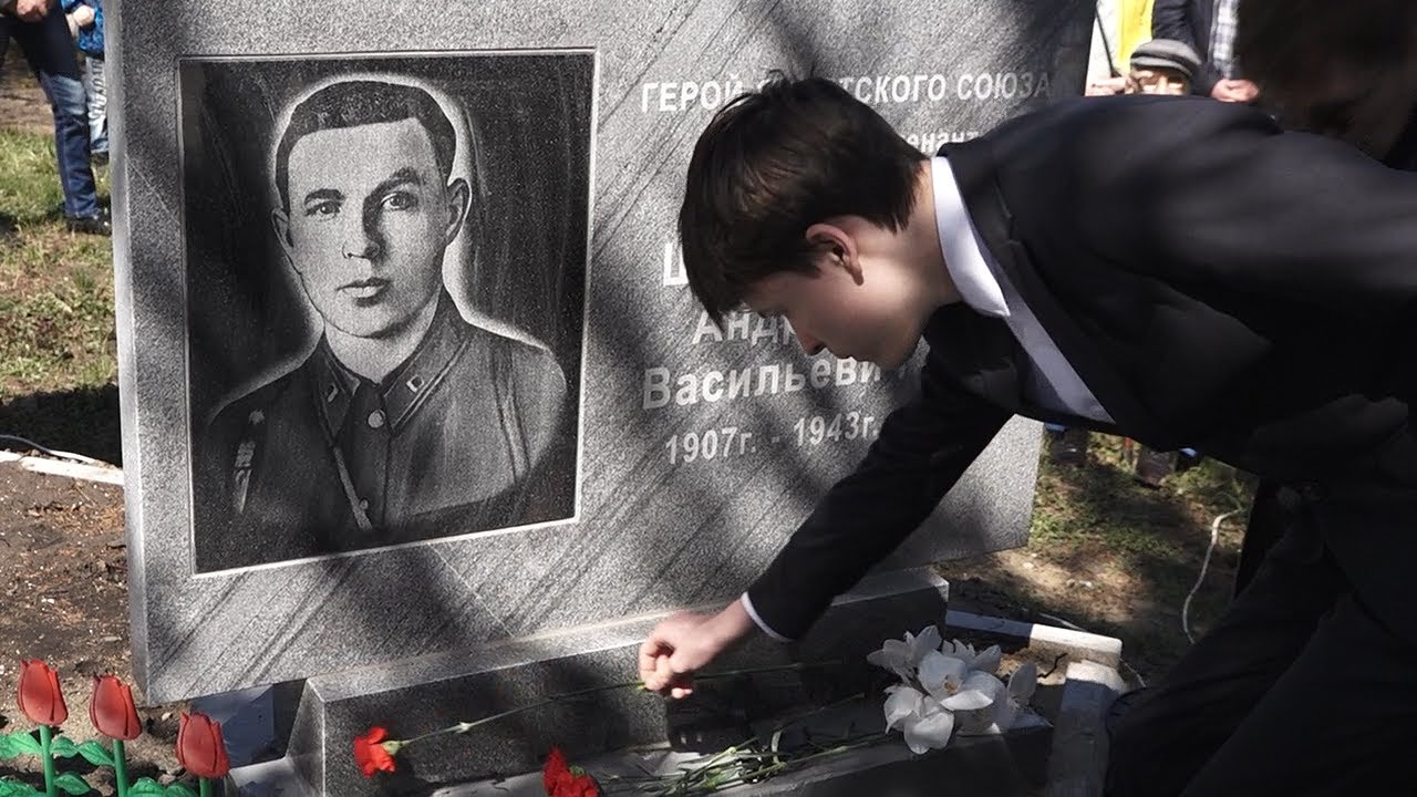 В память о великом земляке жители села Вышки в преддверии Дня Победы установили мемориальную плиту