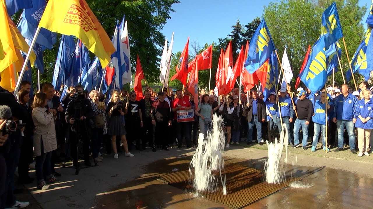 Поддержать своих. Жители Ульяновска провели митинг в поддержку российской армии