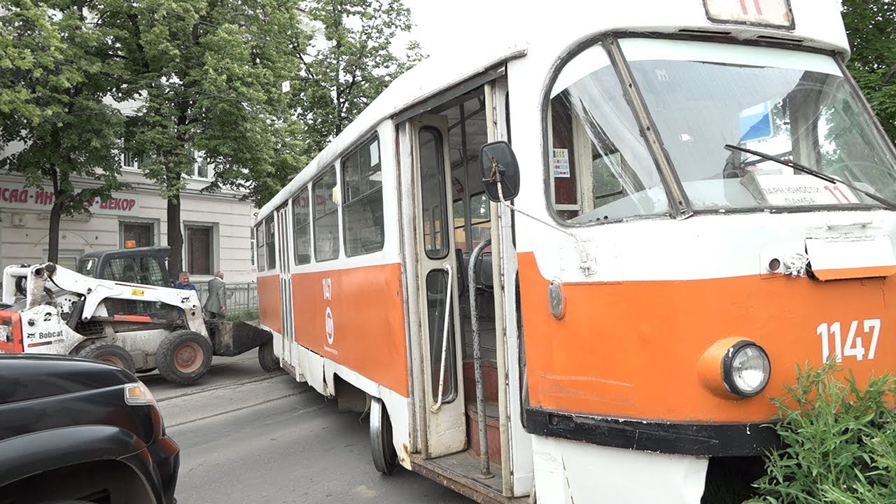 В Ульяновске трамвай сошёл с рельсов и врезался в бордюр. От столкновения сорвало пантограф