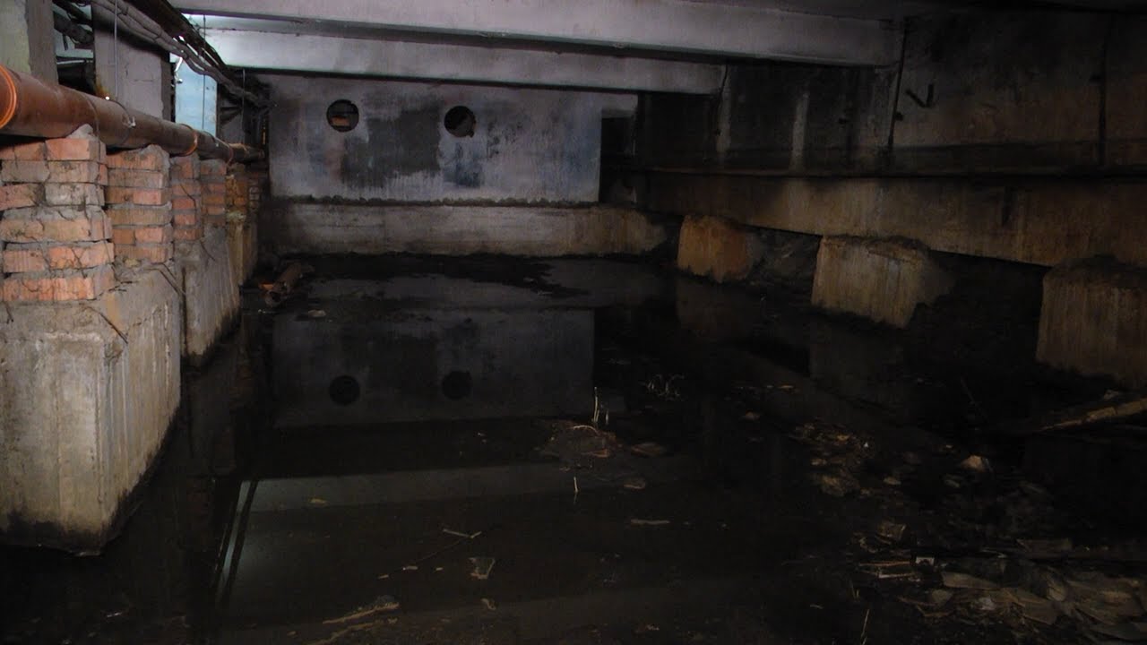 Баня вместо подвала. Жители дома по улице Железнодорожной 25 лет мечтают о сухом подвале
