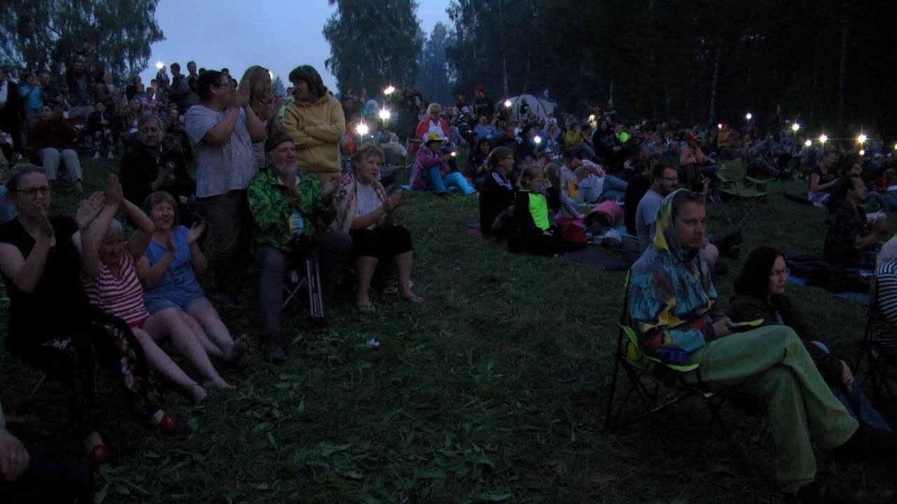 Музыка души. Любители авторской песни собрались у костра на лесной поляне на фестивале «Ломы»