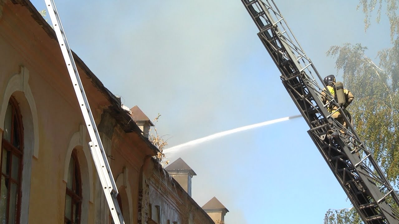 В дыму и пламени. В Ульяновске горело старое здание ДК имени 1 Мая