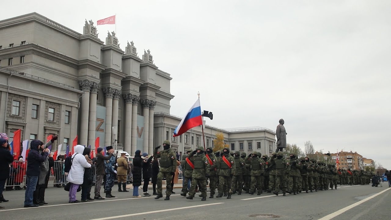 В одном строю. Мобилизованные ульяновцы прошлись в параде по крупнейшей площади России