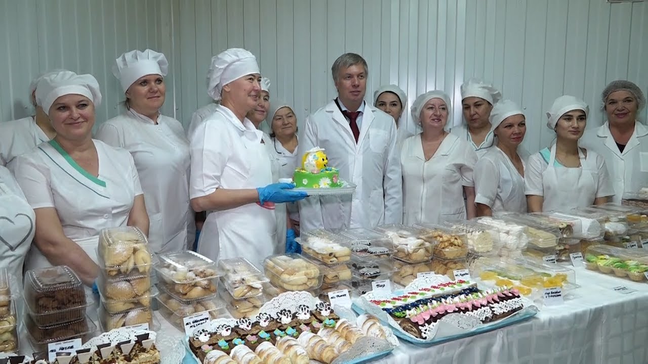Алексей Русских в районе: чаепитие с многодетной семьей, ишеевские торты, картон и ФАП