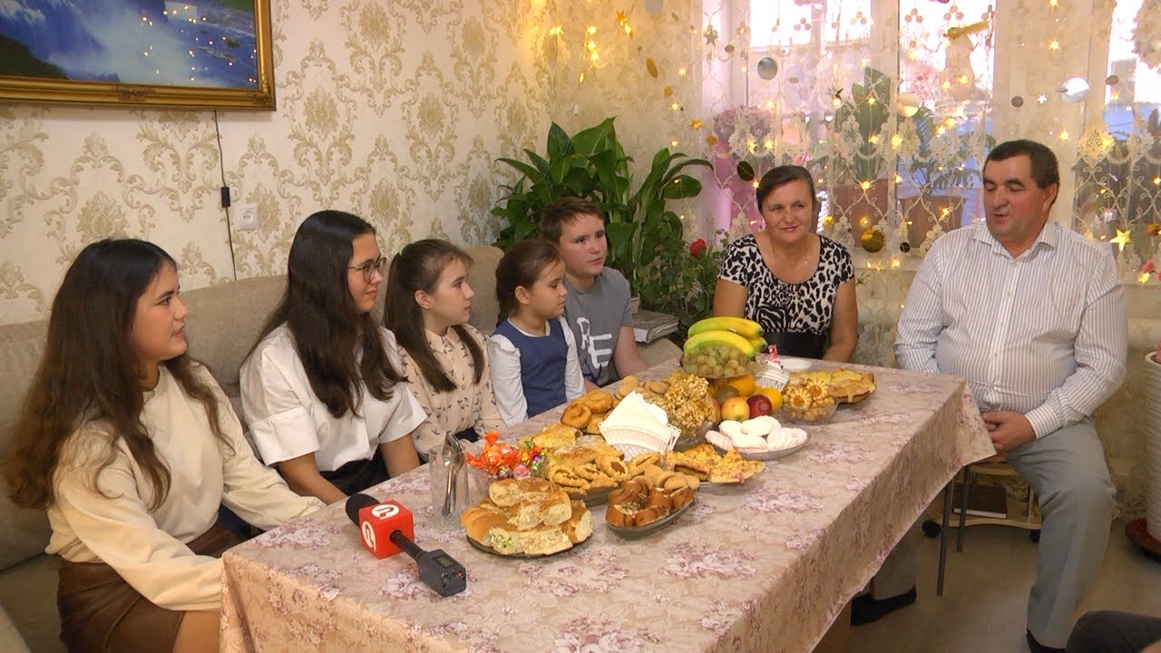 Счастье большой семьи Сатдиновых: мать-героиня, восемь дочек и два сыночка