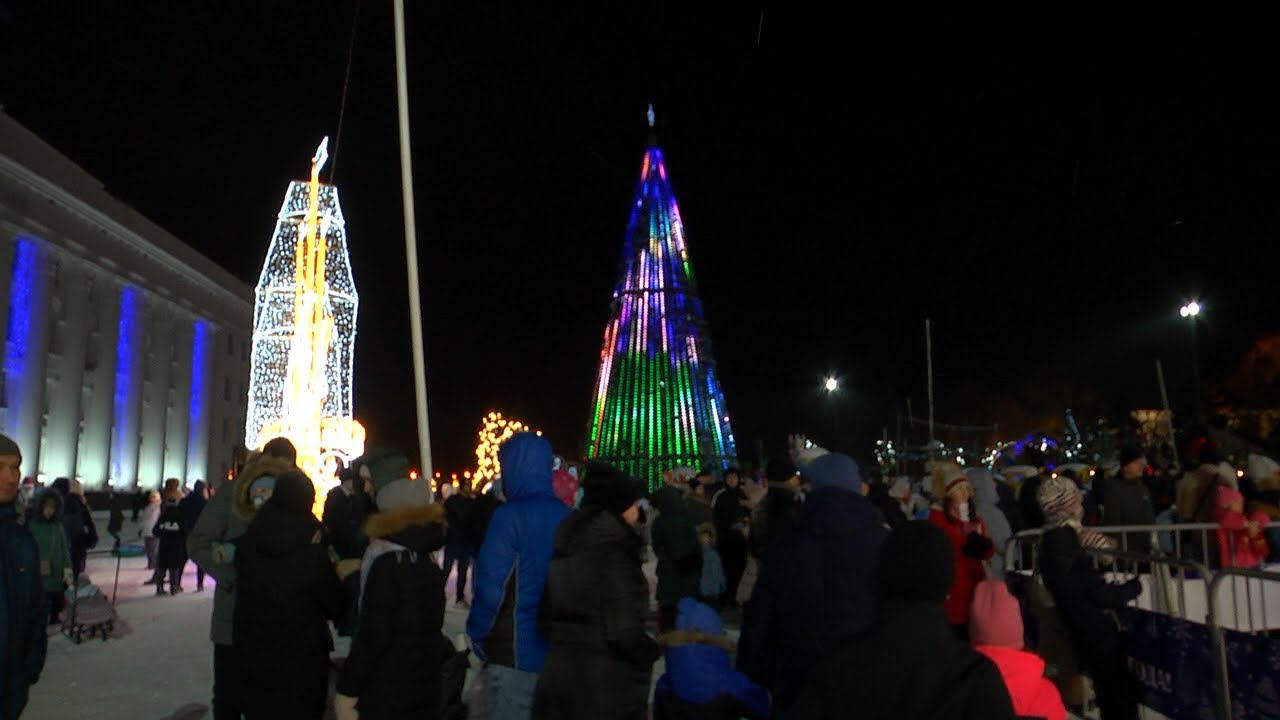 Новый год приходит в город. В Ульяновске зажглась главная ёлка — впереди время чудес